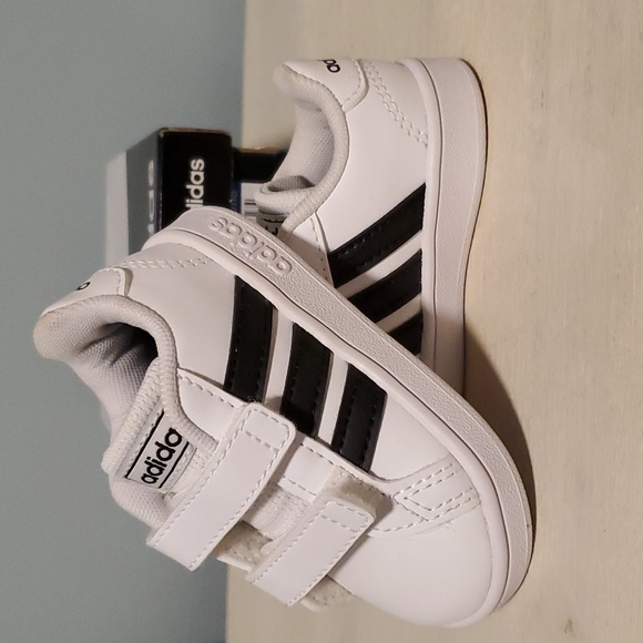 Toddler addidas sneakers - Picture 3 of 4
